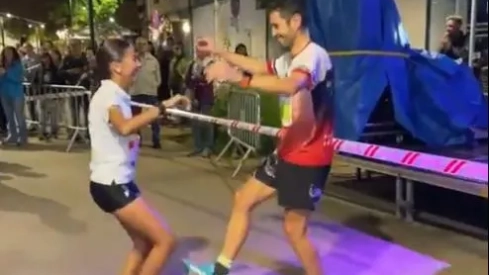 Javier Mariño y Marwa El Kouyali bailando la jota de los campeones.