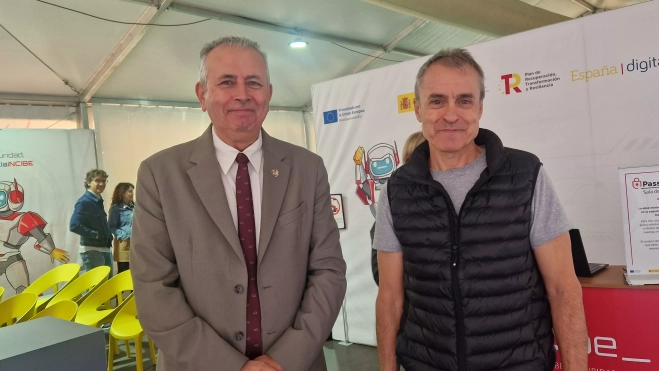 Carlos Campo y Carlos Sánchez, en la carpa ubicada en la plaza López Allué. Foto Myriam Martínez