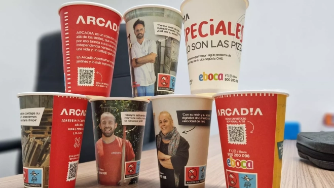 Eboca ha puesto en circulación 200.000 vasos para dar visibilidad a la salud mental y Arcadia. Foto Myriam Martínez