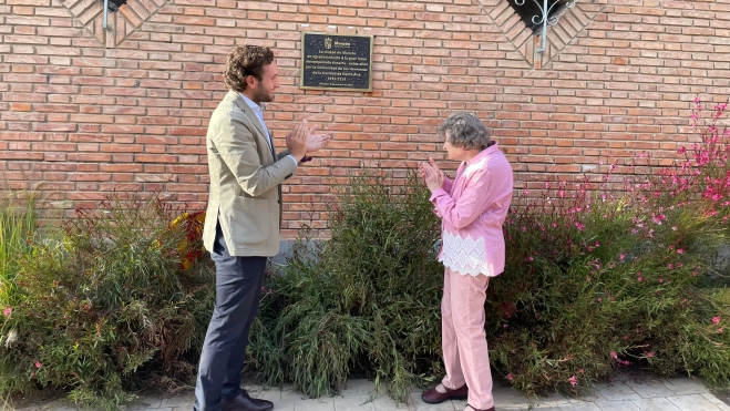 Isaac Claver y la hermana Antonia descubren la placa en el Colegio