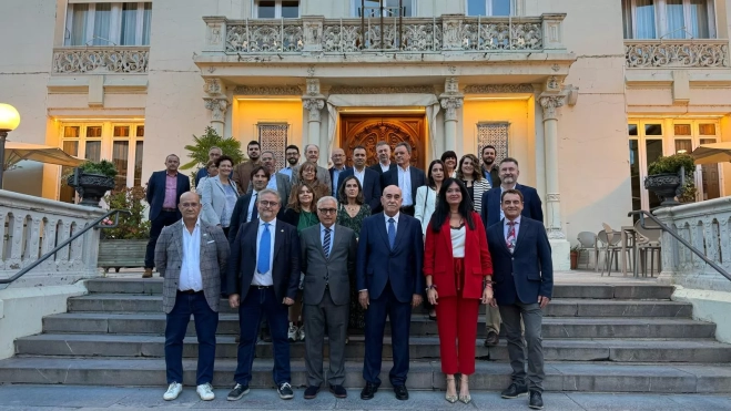 Representantes de Anaporc con los representantes del Ayuntamiento y el Gobierno de Aragón.