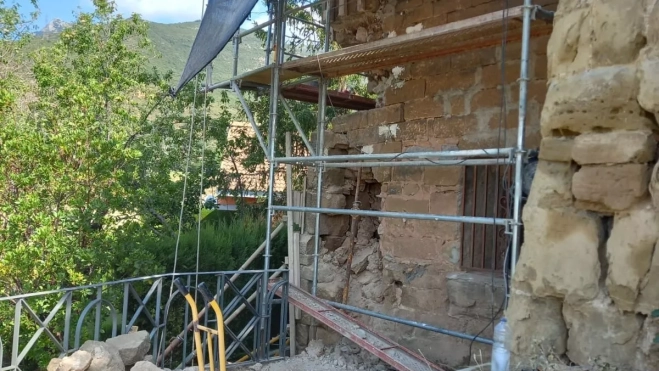 Trabajos en la torre de la iglesia de San Martin de Nueno.