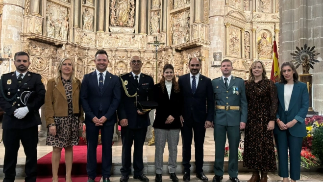 Representantes del Ayuntamiento, la Guardia Civil y la Policía Local