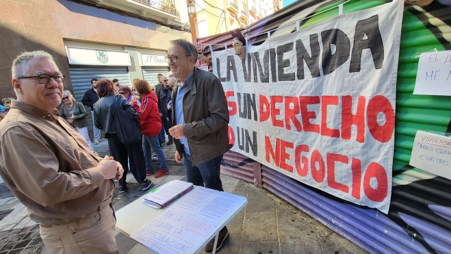 César Torres, a la izquierda, en la concentración.