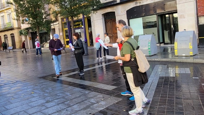 Los asistentes han repartido información entre los oscenses.