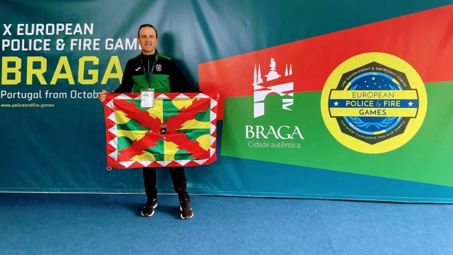 Míchel Pascual, con la bandera de Huesca