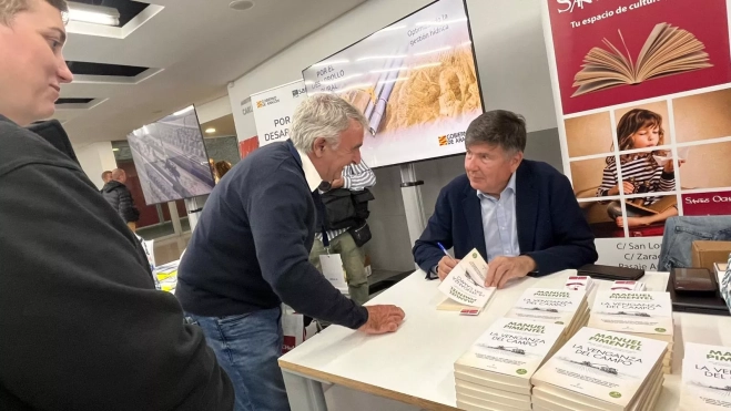 Manuel Pimentel firmó ejemplares de su libro en el espacio instalado por Santos Ochoa en el Palacio de Congresos.