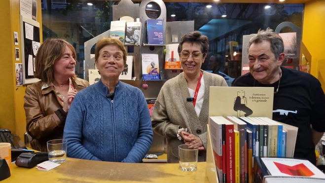 Exposición 'Bordado sobre lienzo' de Valentia en la librería Anónima. Foto Myriam Martínez