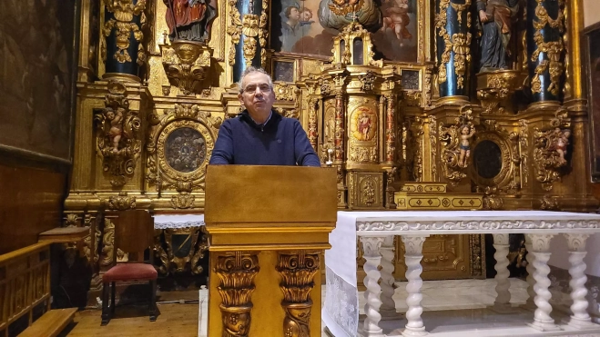 Pablo Cuevas con el altar de Santa Teresa a sus espaldas