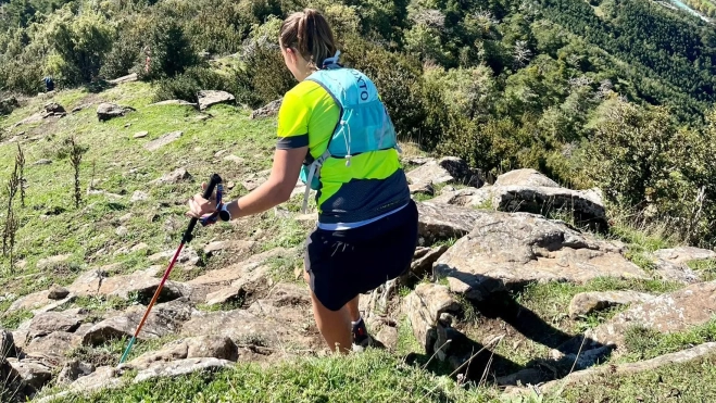 Una corredora, en un descenso.