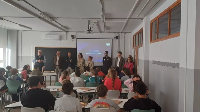 Actividad del plan con la Policía Nacional en el colegio Escolapios Jaca.