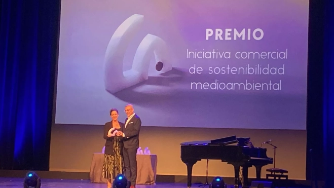 Raúl Benito recoge el galardón de Eboca en la gala de los IV Premios Comercio de Aragón. Foto Nacho Bernad