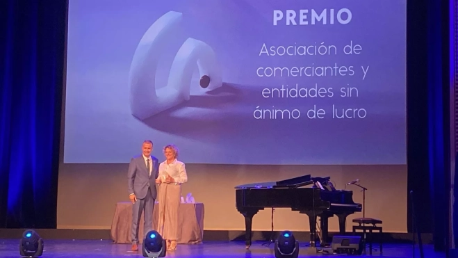 Marian Bandrés recoge el premio de Acomseja.