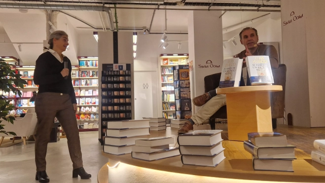 Presentación de la novela El mapa de un nuevo mundo de Luis Zueco en la librería Santos Ochoa de Huesca. Foto Myriam Martínez