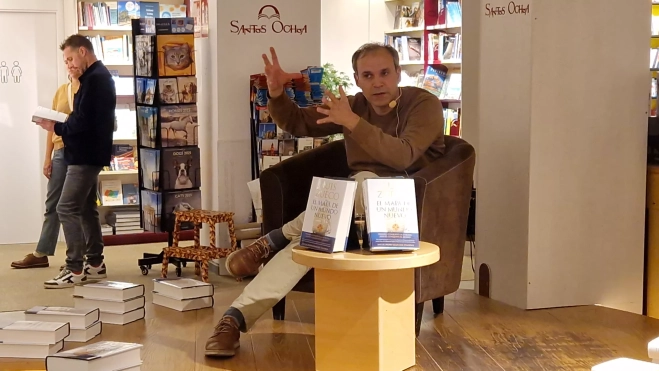 Presentación de la novela El mapa de un nuevo mundo de Luis Zueco en la librería Santos Ochoa de Huesca. Foto Myriam Martínez