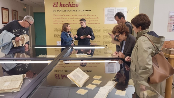 Público en la muestra "El hechizo de los libros restaurados".