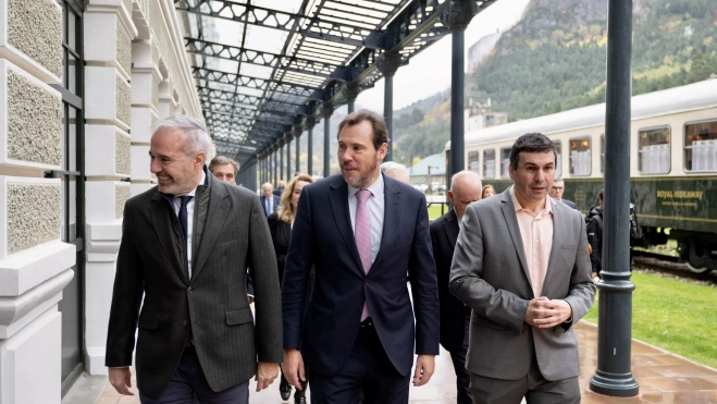 Azcón, Óscar Puente y Fernando Sánchez en Canfranc.