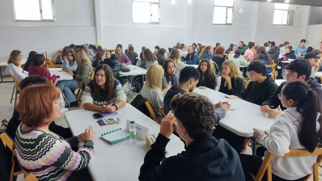 Se han habilitado 40 mesas informativas donde profesionales han compartido experiencias con alumnos.