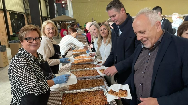 El alcalde Gramún, el concejal Catalán y otras ediles en la fiesta del Coc de Fraga