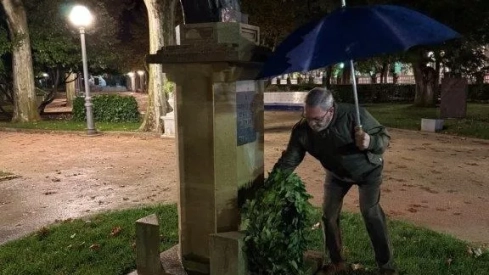 José Miguel Veintemilla deposita una corona de flores en el monumento a Miguel Servet