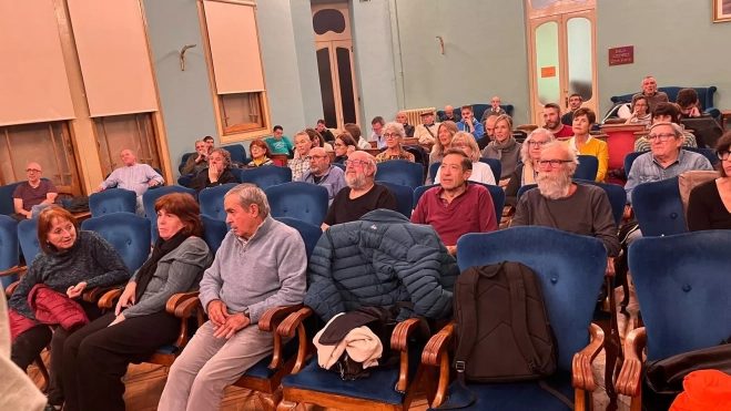 Público en la charla de la Plataforma en Defensa de las Montañas de Aragón.