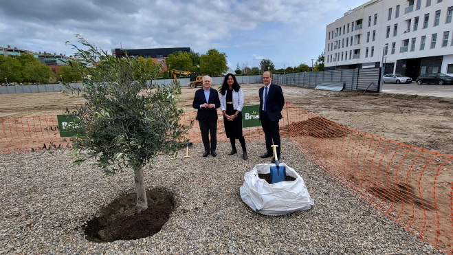 Octavio López, Lorena Orduna y David Briceño han participado en el acto simbólico de plantar un olivo.