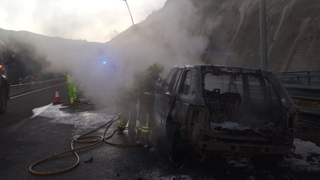 Vehículo que ha quedado calcinado en el puerto de Monrepós