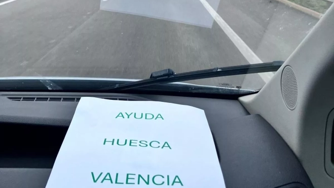 En carretera en el amanecer de Huesca Ayuda a Valencia