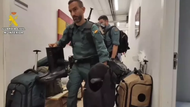 Guardia Civil con material para desplazarse a Valencia