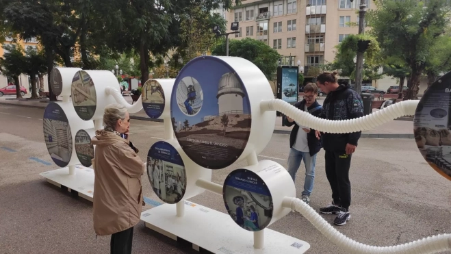 Primeros visitantes de la exposición científica instalada en la plaza de Navarra.