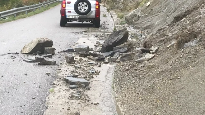 Acceso Santa María de Buil con desprendimientos por cuarta vez en este otoño.