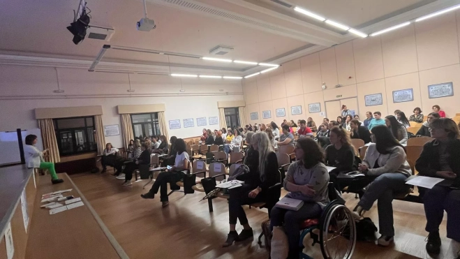 Asistentes a la ponencia de Cabestany en el salón de actos de Magisterio.