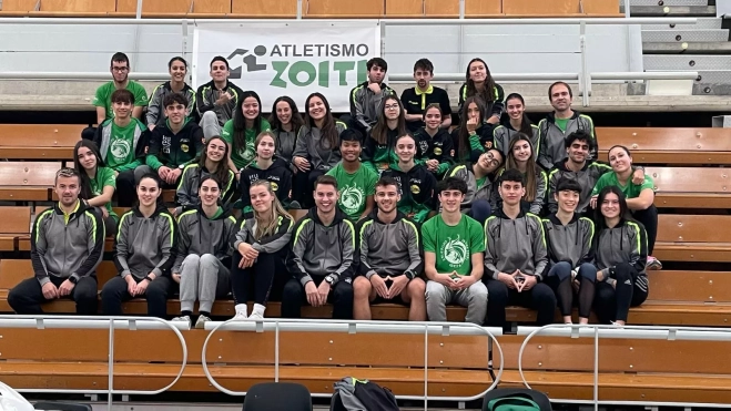 Profesores, entrenadores y voluntarios en la primera foto de familia del curso Profesores, entrenadores y voluntarios en la primera foto de familia del curso