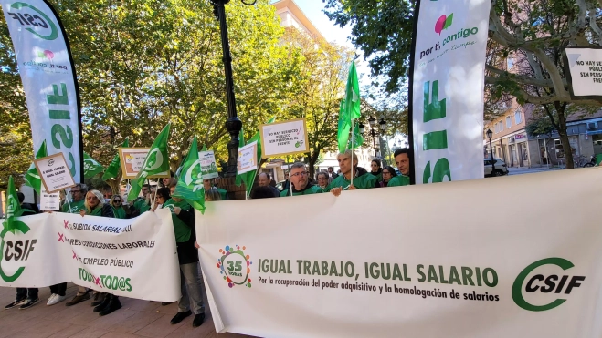 Concentración ante la Subdelegación del Gobierno de Huesca. Foto Mercedes Manterola