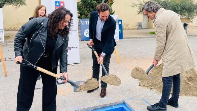 Raquel Galiano, Isaac Claver y Jorge Tárrago echan paladas de arena en la primera piedra de la Azucarera