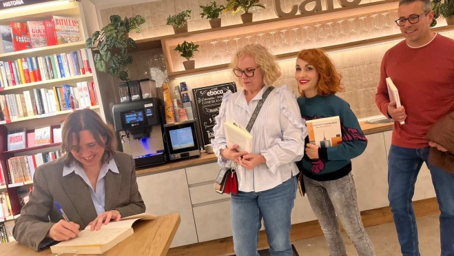 Mar Aísa firmando ejemplares de su obra.