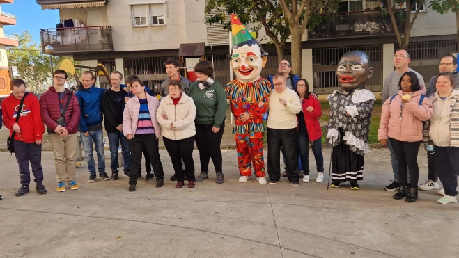 Visita de la Abueleta y el Payaso al centro de adultos de Down Huesca. Foto Myriam Martínez