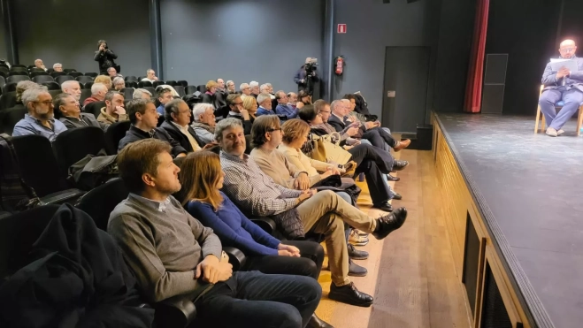 Público asistente al debate en el Centro Manuel Benito Moliner