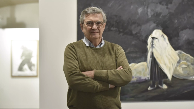 Fernando Alvira junto a su obra.