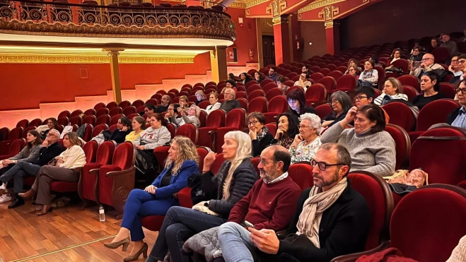 Asistentes al coloquio posterior a la proyección del cortometraje y la película en el Cine Fórum de Cruz Blanca.