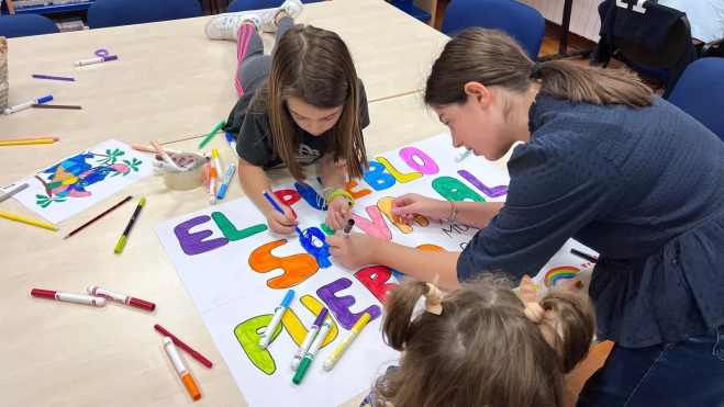 Preparando el cartel que acompañaría a Pablo en su viaje desde Alcalá de Gurrea.