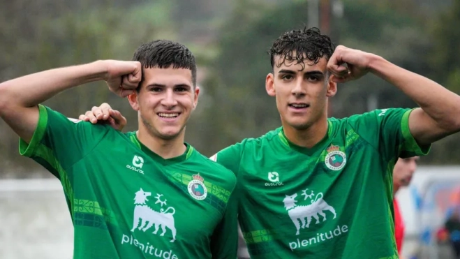 Ángel Pérez, a la derecha, celebra un gol con el Rayo Cantabria