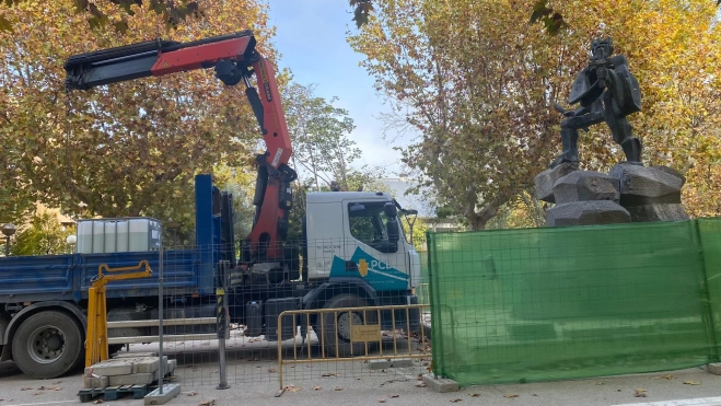 Imagen de los trabajos en la estatua del parque Miguel Servet.