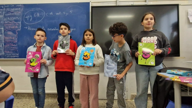 Presentación del juego de cartas Dedos en el Colegio Salesianos. Foto Myriam Martínez 