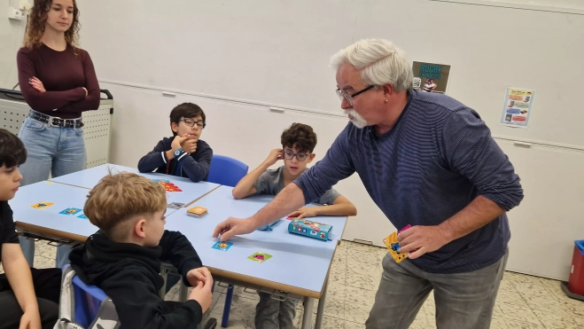 Presentación del juego de cartas Dedos en el Colegio Salesianos. Foto Myriam Martínez 