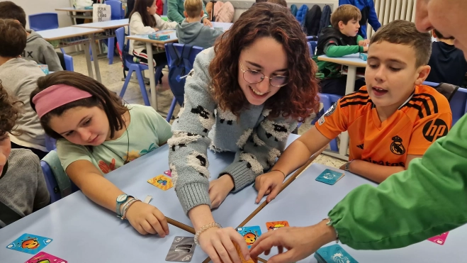 Presentación del juego de cartas Dedos en el Colegio Salesianos. Foto Myriam Martínez 