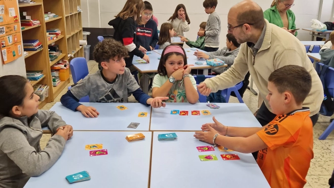 Presentación del juego de cartas Dedos en el Colegio Salesianos. Foto Myriam Martínez 