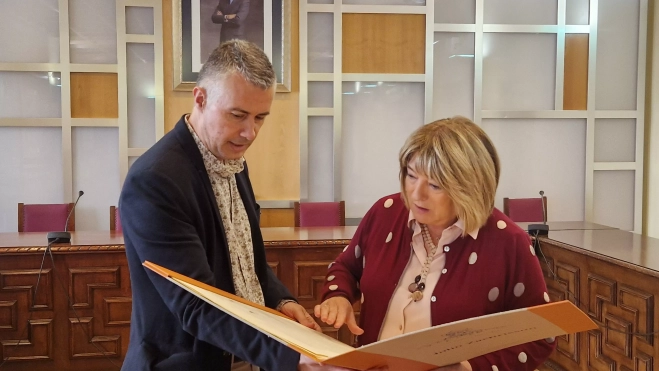 Tomasa Hernández y Carlos Sampériz durante la visita de la consejera al Ayuntamiento.