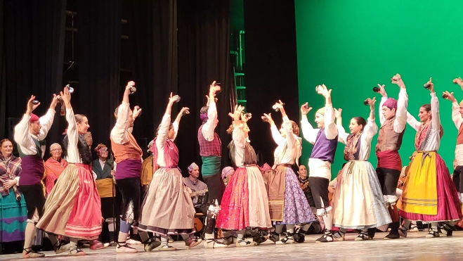 Jota de San Lorenzo por la Agrupación Folklórica Santa Cecilia. Foto Mercedes Manterola