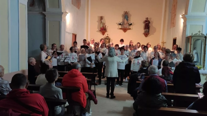 El Coro Arcadia en la iglesia de Sasa del Abadiado